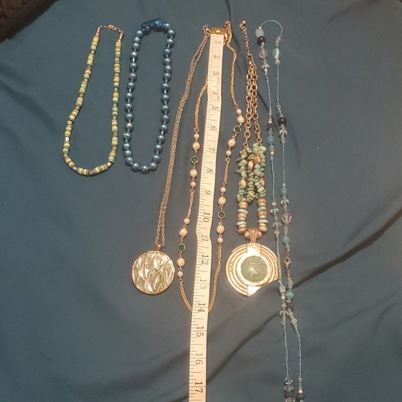 Blue and green costume necklace mix - Picture 10 of 10